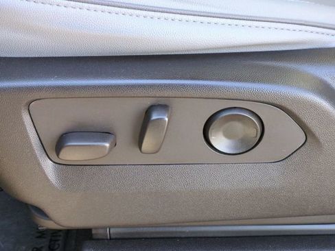 Used 2023 GMC Yukon XL SLT w/ SLT Luxury Package image 12