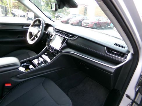 Used 2023 Jeep Grand Cherokee Laredo AWD/4WD image 39