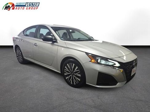 Used 2024 Nissan Altima 2.5 SV image 4