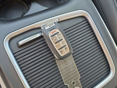 Used 2024 Chrysler Pacifica Select image 29