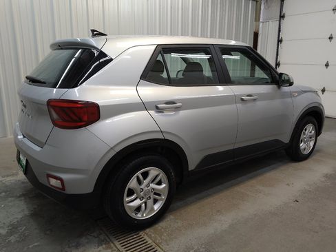Used 2021 Hyundai Venue SE FWD image 10