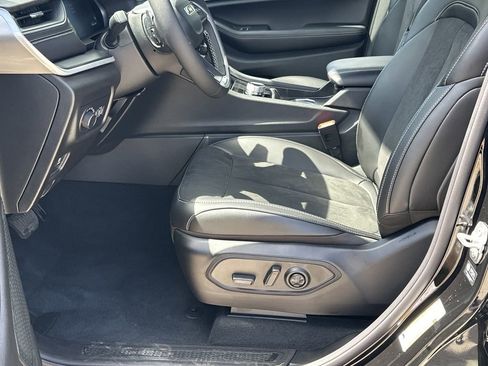 New 2025 Jeep Grand Cherokee Altitude image 9