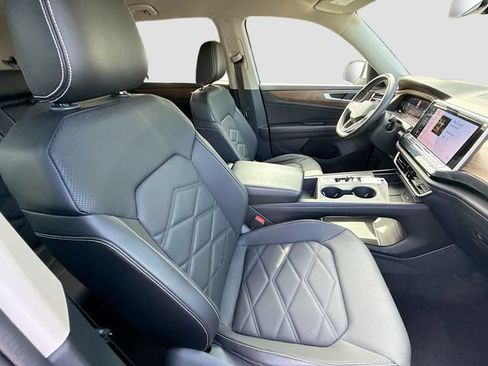 Used 2024 Volkswagen Atlas SE AWD/4WD image 33
