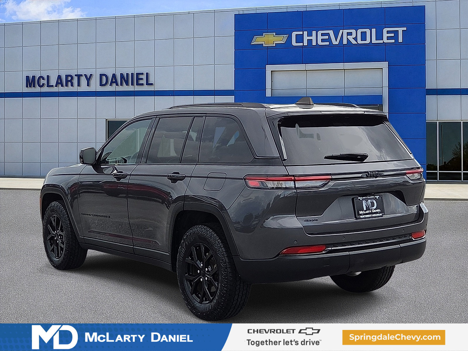 Used 2024 Jeep Grand Cherokee Altitude AWD/4WD image 4