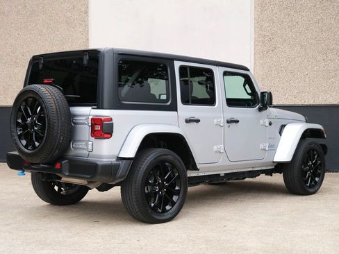 Used 2023 Jeep Wrangler Unlimited Sahara AWD/4WD image 15