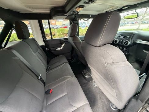 Used 2016 Jeep Wrangler Unlimited Sahara w/ Connectivity Group AWD/4WD image 34