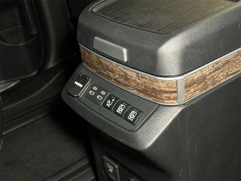 Used 2025 Toyota Sienna Platinum image 19