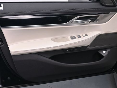 Used 2022 BMW 740i w/ M Sport Package RWD image 13