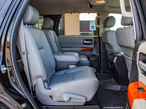 Used 2019 Toyota Sequoia Platinum image 19