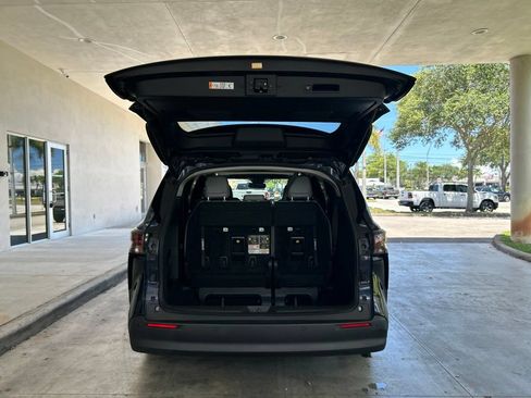 Used 2025 Toyota Sienna XLE FWD image 38