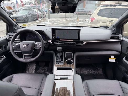Used 2025 Toyota Sienna Platinum AWD/4WD image 18