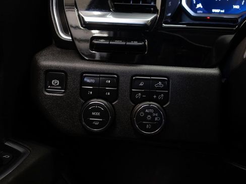 Used 2024 Chevrolet Silverado 1500 LTZ AWD/4WD image 32