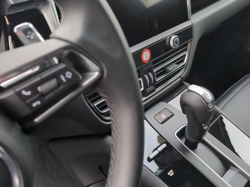 Certified 2025 Porsche Macan w/ Premium Package Plus AWD/4WD image 4