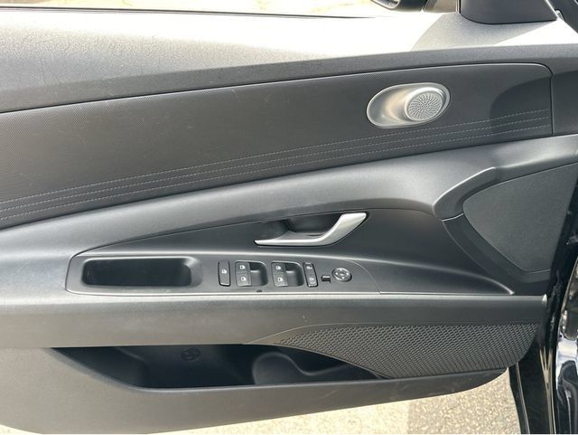 Used 2021 Hyundai Elantra SE FWD image 28