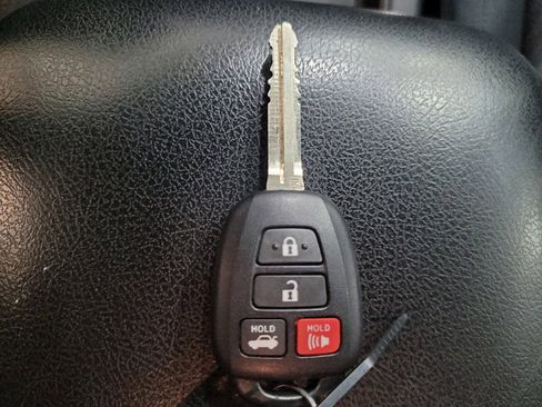 Used 2016 Toyota Camry LE FWD image 32