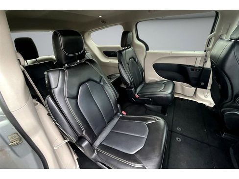 Certified 2024 Chrysler Pacifica Touring-L FWD image 25