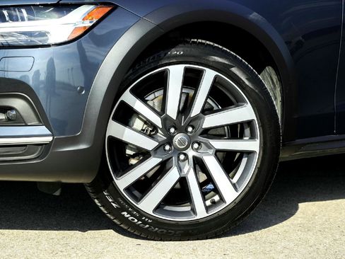 Used 2023 Volvo V90 B6 Cross Country Ultimate image 2