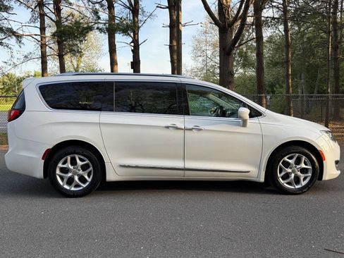 Used 2017 Chrysler Pacifica Touring-L Plus w/ Tire & Wheel Group FWD image 4