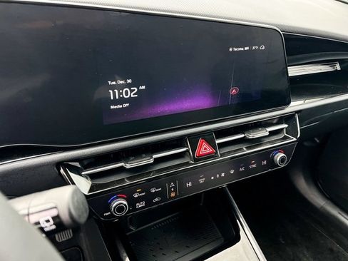 Used 2024 Kia Niro EX image 19
