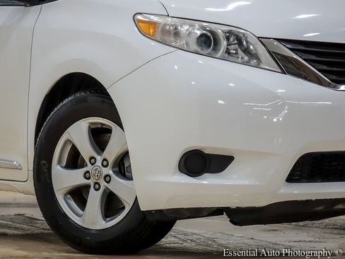 Used 2011 Toyota Sienna LE image 3