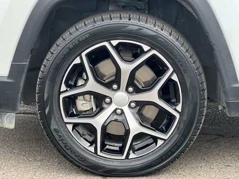 Used 2024 Jeep Compass Latitude image 28