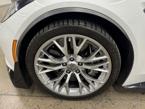 Used 2015 Chevrolet Corvette Z06 w/ 3LZ Preferred Equipment Group image 7