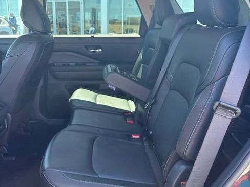 Certified 2024 Nissan Pathfinder SL w/ Black Appearance Package AWD/4WD image 10