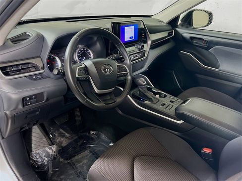 Certified 2024 Toyota Highlander LE image 10