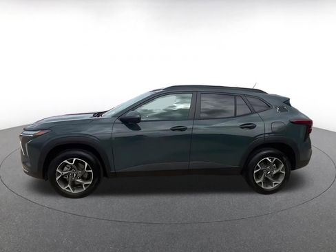 Used 2025 Chevrolet Trax LT FWD image 9