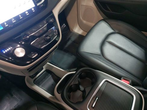 Used 2024 Chrysler Pacifica Touring-L image 25