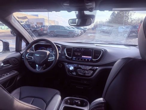 New 2026 Chrysler Pacifica Select FWD image 28