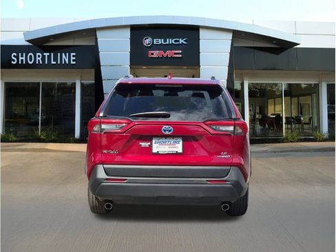 Used 2021 Toyota RAV4 LE AWD/4WD image 4