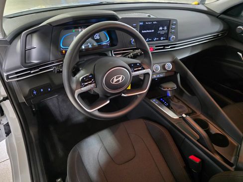 Used 2026 Hyundai Elantra SE FWD image 17
