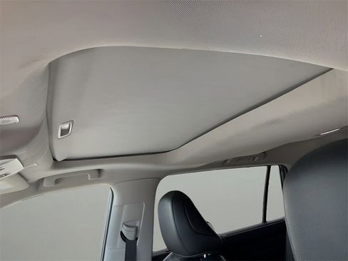 Used 2024 Toyota Highlander XLE image 5