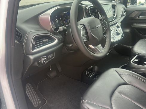 New 2026 Chrysler Pacifica Select image 11