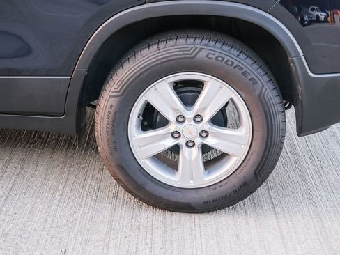 Used 2022 Chevrolet Trax LS w/ Tint and Cruise Package FWD image 9