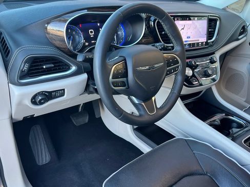 Used 2023 Chrysler Pacifica Limited FWD image 17