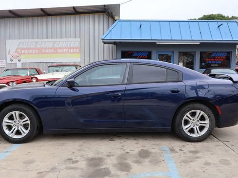 Used 2016 Dodge Charger SE RWD image 4