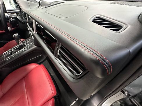 Used 2019 Porsche Macan AWD/4WD image 21