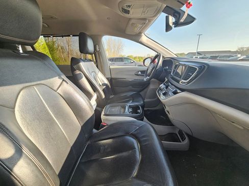 Used 2020 Chrysler Pacifica Touring-L FWD image 4