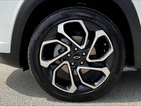 Used 2025 Chevrolet Trax RS w/ Driver Confidence Package FWD image 30
