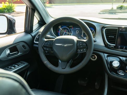 Used 2025 Chrysler Pacifica Limited FWD image 22