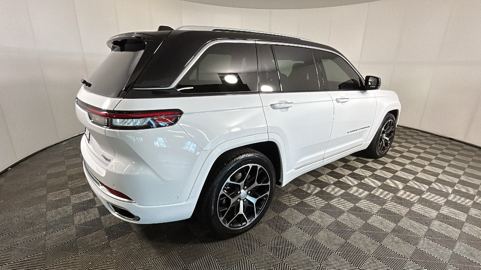 Used 2022 Jeep Grand Cherokee Summit AWD/4WD image 3