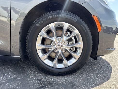 Used 2021 Chrysler Pacifica Touring-L FWD image 12