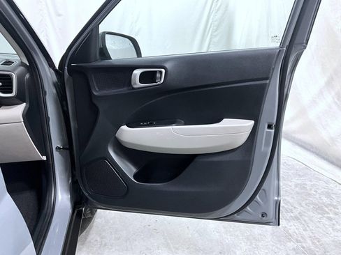 Used 2023 Hyundai Venue SEL image 17