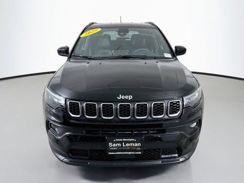 Used 2025 Jeep Compass Latitude AWD/4WD image 2