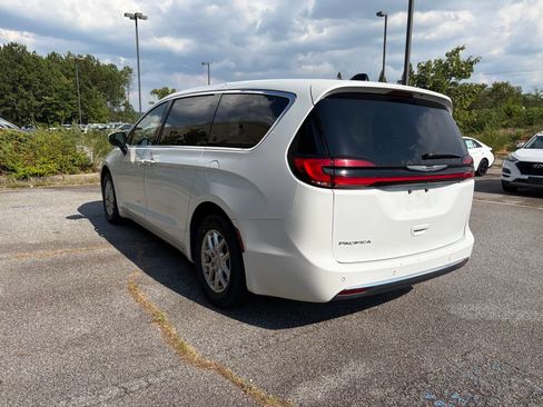 Used 2023 Chrysler Pacifica Touring-L FWD image 4