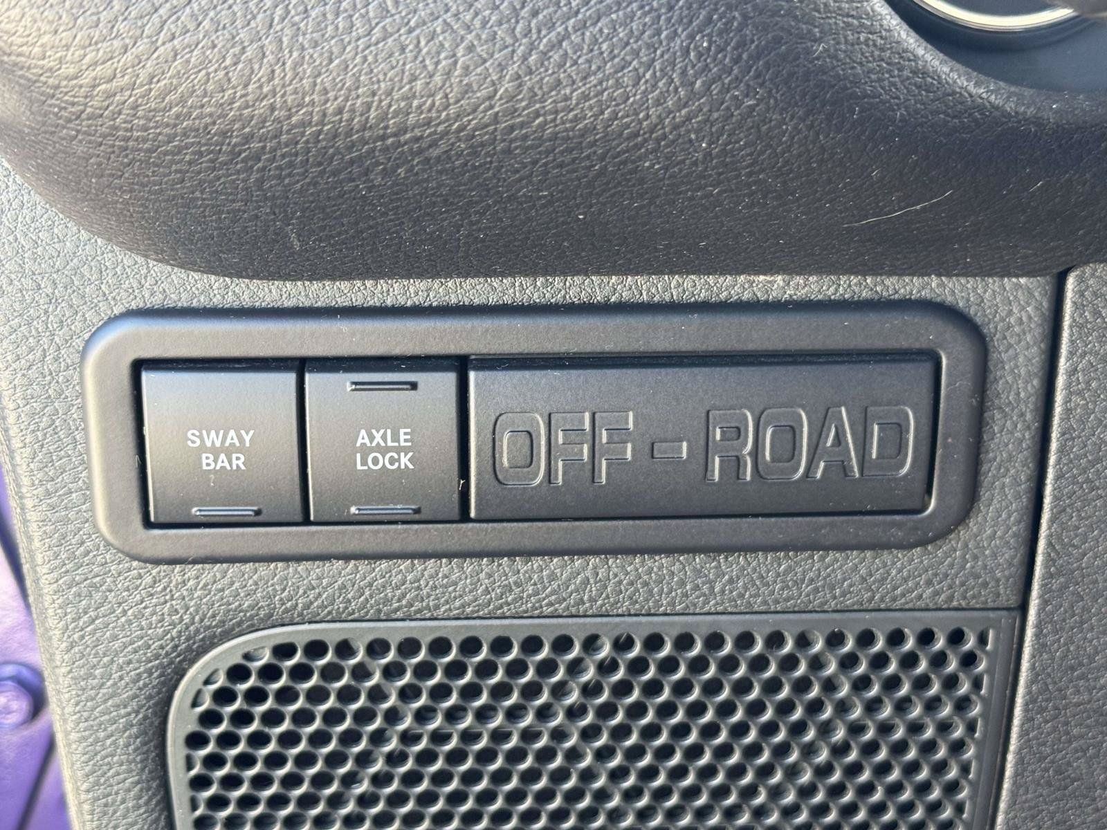 Used 2018 Jeep Wrangler Unlimited Rubicon w/ Connectivity Group AWD/4WD image 9