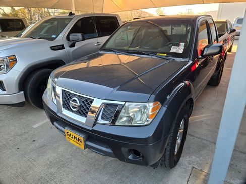Used 2012 Nissan Frontier SV image 2