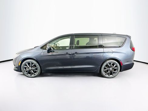 Used 2020 Chrysler Pacifica Touring w/ S Appearance Package FWD image 4